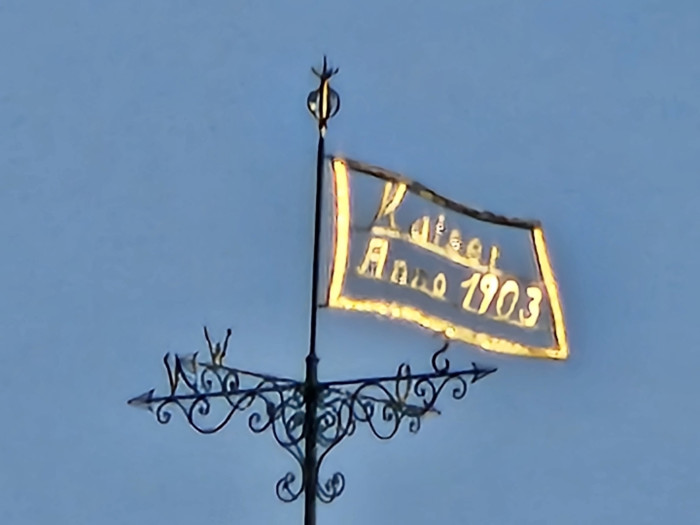 Das Galaxy S23 Ultra erlaubt Aufnahmen mit bis zu 100-facher Vergr&ouml;&szlig;erung. Schrift kann man zwar noch lesen, wirklich gut sehen die Bilder aber nicht mehr aus. (Bild: Tobias K&ouml;ltzsch/Golem.de)